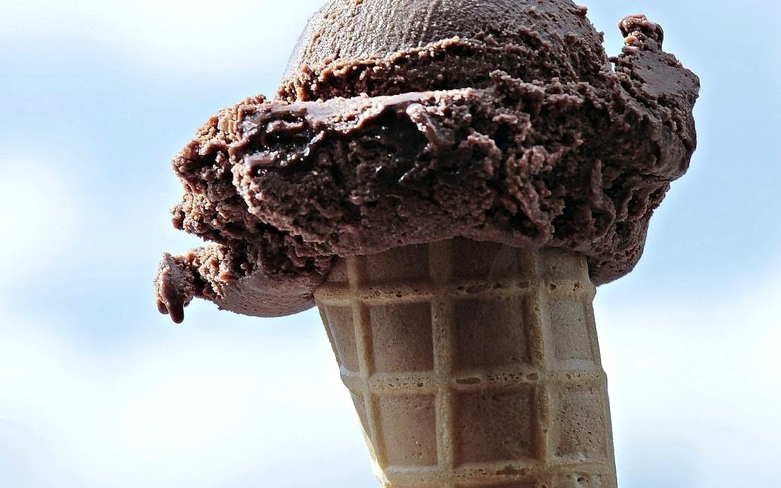 Un sundae de helado con jarabes caseros y presentación elegante