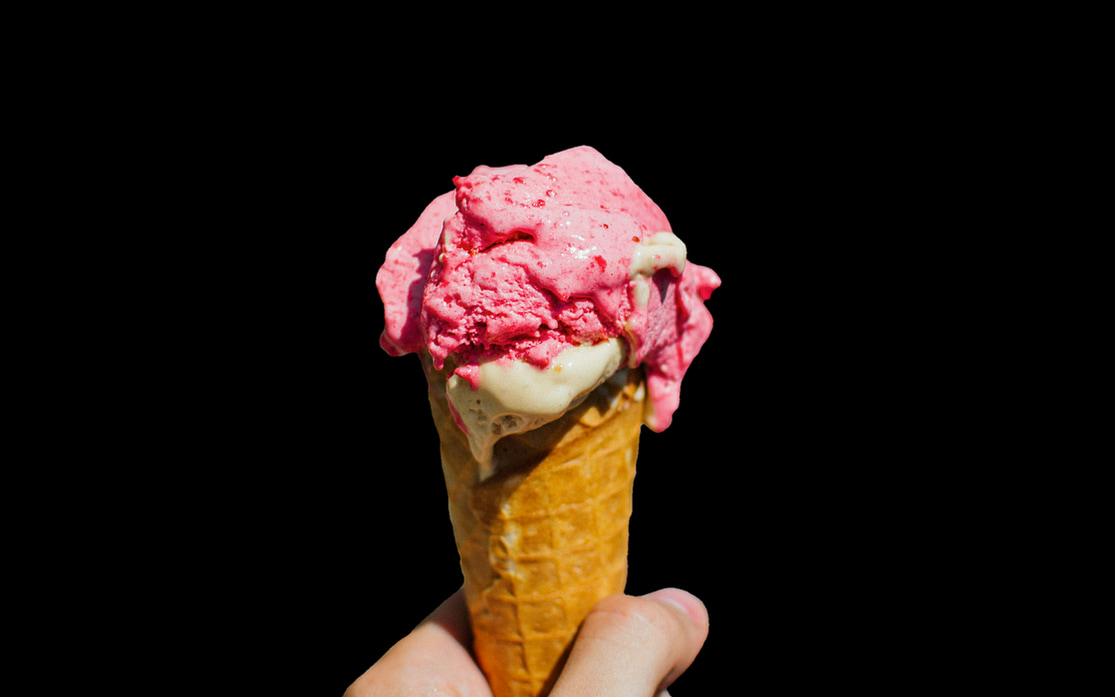 Un sundae de canela recién servido en un plato